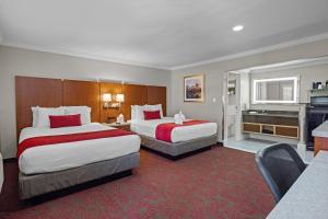 um quarto de hotel com duas camas e uma casa de banho em Del Sol Inn Anaheim em Anaheim