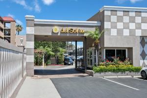 signo de aldi sódico frente a una tienda en Del Sol Inn Anaheim, en Anaheim