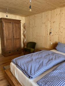 1 dormitorio con 2 camas y pared de madera en Ferienwohnungen im Teichland Linum, en Linum