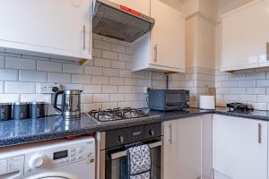 Kuchyň nebo kuchyňský kout v ubytování Bright 1 Bed Flat near London Bridge + 8 fotografií