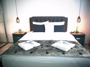 een slaapkamer met een bed met twee handdoeken erop bij Modern Central Apartament in Câmpulung Moldovenesc