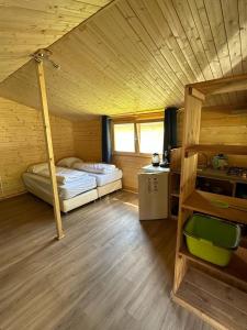 Divstāvu gulta vai divstāvu gultas numurā naktsmītnē Camping Kautenbach