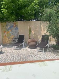 un patio con 2 sillas y una planta en una olla en Casa Beija-Flor, 