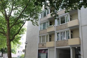 un edificio de apartamentos en la esquina de una calle en Kudamm Apartment West Central City, en Berlín