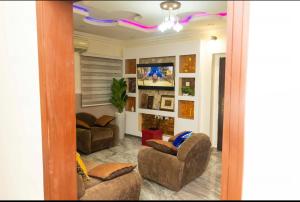 - un salon avec deux canapés dans l'établissement Rufus Lanre Laniyan, à Lagos