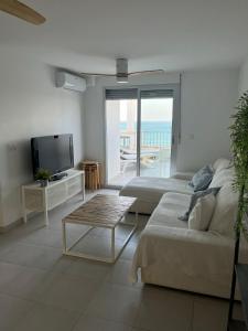 Televízia a/alebo spoločenská miestnosť v ubytovaní Apartamento Primera Línea de playa