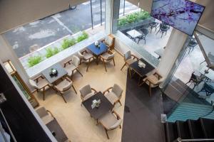 - une vue de tête sur un restaurant avec des tables et des chaises dans l'établissement Malak Hotel, à Rabat