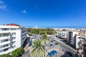uma vista aérea de uma cidade com palmeiras e edifícios em Malak Hotel em Rabat