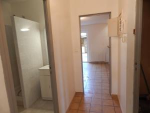a hallway leading into a room with a bathroom at F3 HOCHE 2 éme étage in Coursan