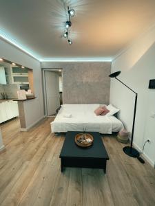 a bedroom with a bed and a table in it at Cozy Glen - Private Villa, Parking and BBQ in Târgu-Mureş