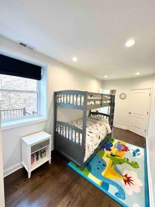 Ένα ή περισσότερα κρεβάτια σε δωμάτιο στο Beautifully Renovated House 10 mins from Downtown +2 φωτογραφίες