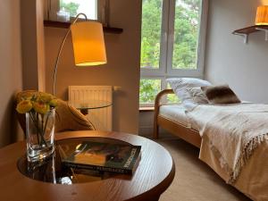 a living room with a bed and a coffee table at Villa 24B in Pobierowo