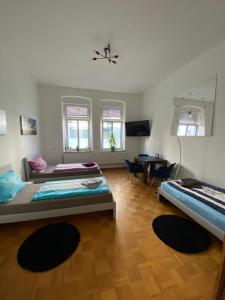 um quarto grande com duas camas e uma mesa em GoyApartment für Handwerker & Business City-nah!! free Netflix! modern! em Bochum