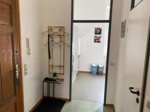 um corredor com uma porta que dá para um quarto em GoyApartment für Handwerker & Business City-nah!! free Netflix! modern! em Bochum