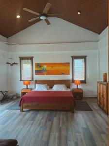 um quarto com uma cama e uma ventoinha de tecto em Blue Lizard House em San Andrés