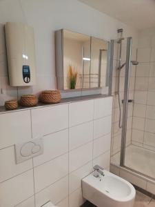 Ett badrum på Appartement mit 2 Schlafzimmern-für 3 Personen -Zentral gelegen in Leverkusen Wiesdorf - Friedrich Ebert Platz 5a , 4te Etage mit Aufzug- 2 Balkone -