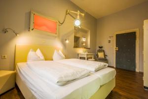 Postel nebo postele na pokoji v ubytování Knast-Hotel Fronfeste