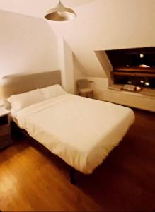 a bedroom with a white bed in a room at EL TRASTERO DE PALMERO in A Coruña
