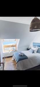 Un dormitorio con una cama grande y una ventana en EL TRASTERO DE PALMERO, en A Coruña