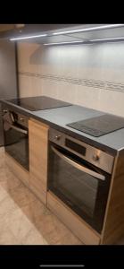 una cucina con piano cottura e forno a microonde di EL TRASTERO DE PALMERO a La Coruña