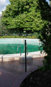 una recinzione di fronte a una piscina d'acqua di Fresia - Villa Rita a Gualdo Cattaneo