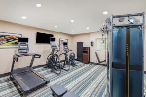 uma sala de fitness com passadeiras e um ginásio em Candlewood Suites Tyler, an IHG Hotel em Tyler