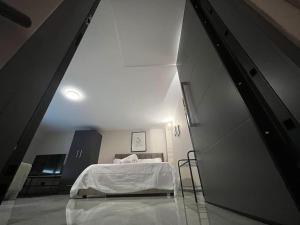una camera da letto con un letto con copriletto bianco di Cozy Studio in ALexandroupolis a Alexandroupoli