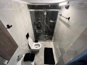 a small bathroom with a toilet and a shower at Cozy Studio in ALexandroupolis in Alexandroupoli