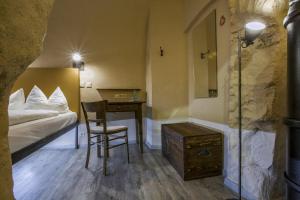 Postel nebo postele na pokoji v ubytování Knast-Hotel Fronfeste