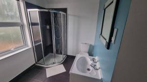 a bathroom with a shower and a sink at Luxury double room with kitchen facilities in Nottingham