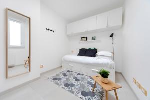 Un dormitorio blanco con una cama y un espejo. en Realkasa Pool & Parking Flat, en Bolonia 17 fotos más