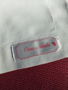 un primer plano de una etiqueta en una camisa blanca en Casa Nicole, en Castelbuono