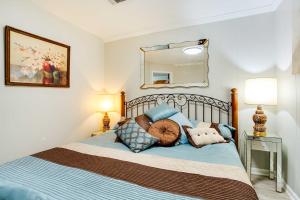 ein Schlafzimmer mit einem Bett mit Kissen und einem Spiegel in der Unterkunft Doyline Cottage with Large Porch and Lake Access! 