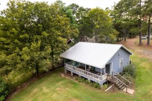 einen Luftblick auf ein blaues Haus mit einer Veranda in der Unterkunft Doyline Cottage with Large Porch and Lake Access! 