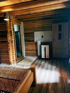 Habitación con cama en una cabaña de madera en Tara Land Lake en Zaovine