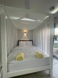 Una cama blanca con dos almohadas encima. en Royal Nile Villas - Nile View Apartment 1, en Luxor