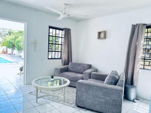 Khu vực ghế ngồi tại Kenepa Resort