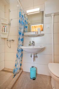 un baño con lavabo e inodoro en Tik tak Dubrovnik 2, en Dubrovnik