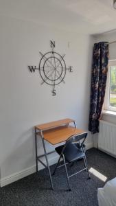 a desk and a chair in a room at En Suite room with kitchen facilities in Nottingham