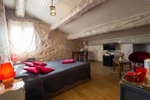 TV a/nebo společenská místnost v ubytování Logis Auberge De Tavel