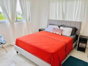 En eller flere senge i et værelse på Villa Familiar PC-private Pool, BBQ, 15 mnts from airport
