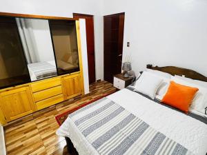 1 dormitorio con cama y ventana grande en Qouyllur House en Marcará