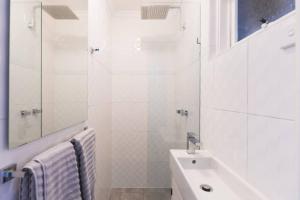 Adelaide的住宿－Studio Escape North Adelaide，白色的浴室设有水槽和镜子