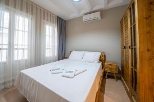 um quarto com uma cama com duas toalhas em Historic 1 Bedroom Galata Apt-Heart of Istanbul Kuledibi 2 em Istambul