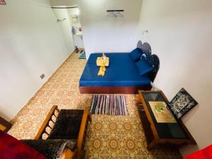提喀迪Mountain View Homestay的客厅里有一张蓝色的沙发和一张桌子