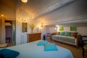 Postel nebo postele na pokoji v ubytování Logis Auberge De Tavel + 37 fotografií