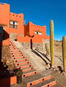 un edificio con un cactus y escaleras delante de él en Casa Concepcion Suites, en Punta Arena