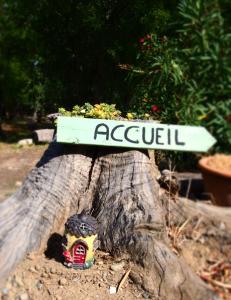 un tronco de árbol con una señal encima en VILLA Élancia, en Argelès-sur-Mer
