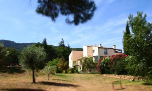 dom z ogrodem z drzewami w obiekcie VILLA Élancia w Argelès-sur-Mer