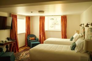 モンカラパッショにあるSolar Alvura Wellness Hotelのホテルルーム ベッド2台&椅子付